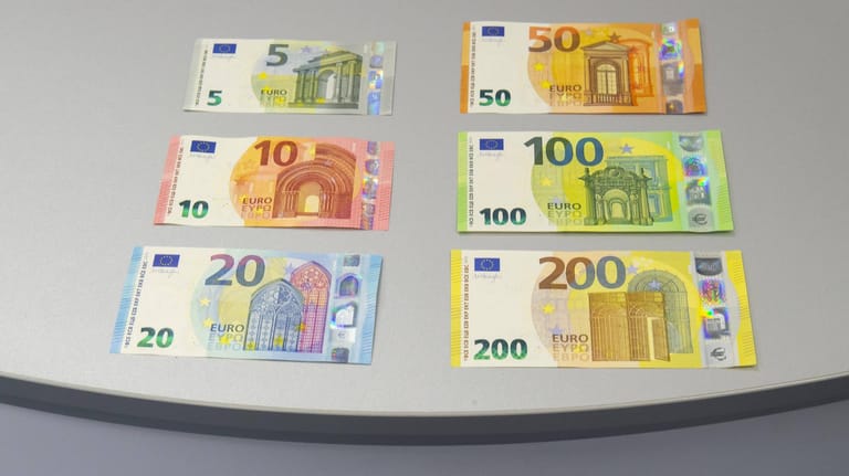 Neue Banknoten der Europa-Serie: Die neuen 100 und 200-Euro-Schein werden am 28. Mai 2019 offiziell in Umlauf bringen.