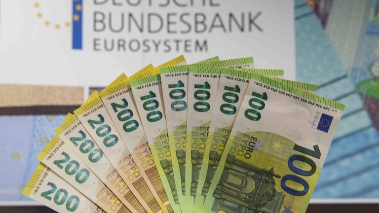 Eine Mitarbeiterin präsentiert die neuen 100 und 200-Euro-Banknoten: Ab heute sind die neuen Geldscheine im Umlauf.