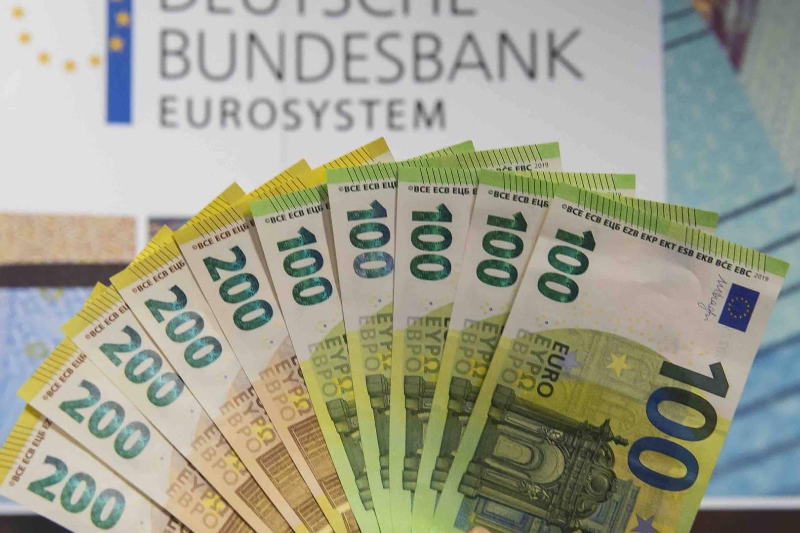 Eine Mitarbeiterin präsentiert die neuen 100 und 200-Euro-Banknoten: Ab heute sind die neuen Geldscheine im Umlauf. Eine Mitarbeiterin präsentiert die neuen 100 und 200-Euro-Banknoten: Ab heute sind die neuen Geldscheine im Umlauf.