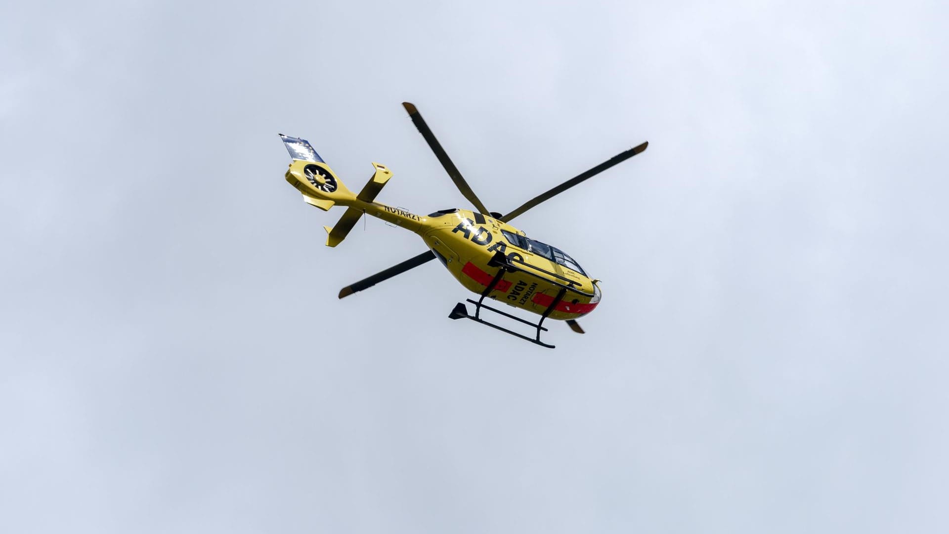 Ein Rettungshubschrauber am Himmel: Ein Helikopter brachte den verletzten Mann in eine Spezialklinik. (Symbolbild)