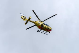 Ein Rettungshubschrauber am Himmel: Ein Helikopter brachte den verletzten Mann in eine Spezialklinik. (Symbolbild)