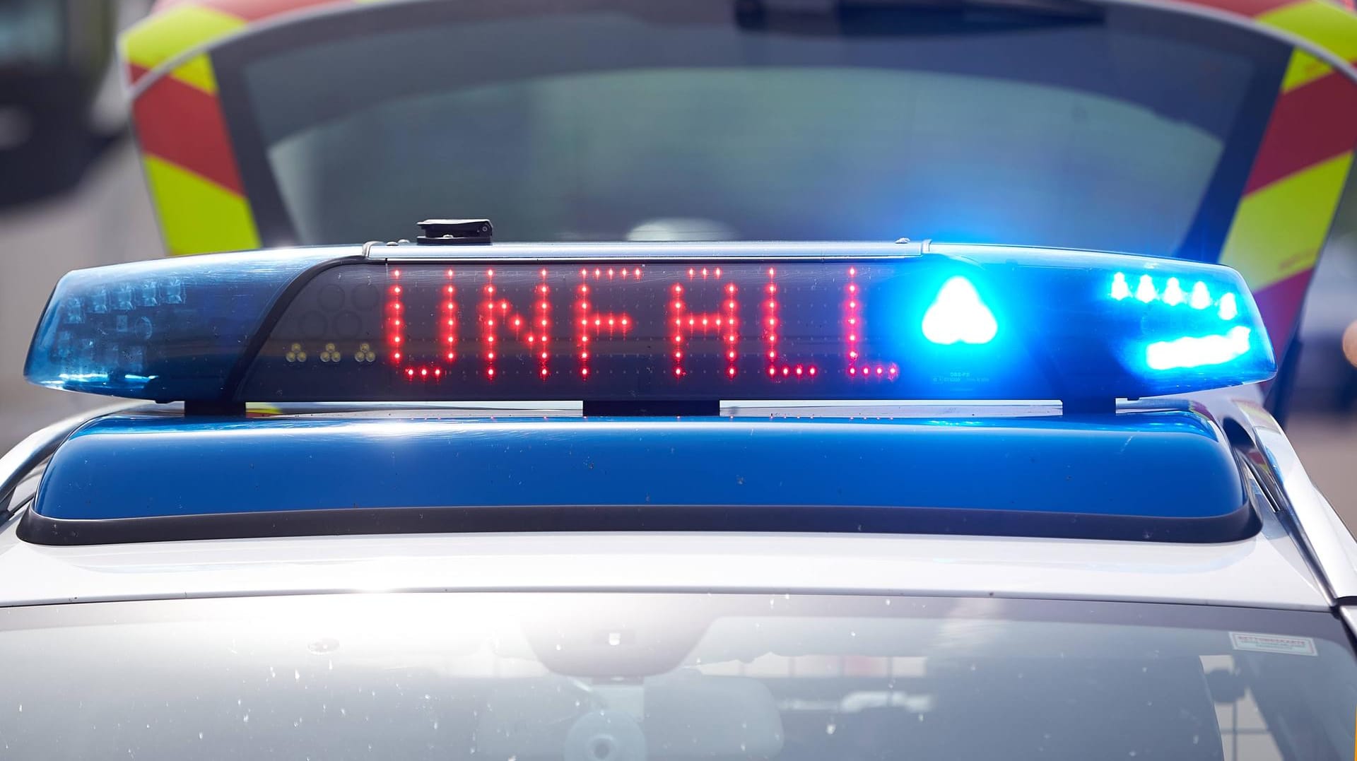 Leuchtschrift "Unfall" auf einem Streifenwagen: Nach dem Unfall war die A5 in einer Richtung für mehrere Stunden gesperrt. (Symbolbild) Leuchtschrift "Unfall" auf einem Streifenwagen: Nach dem Unfall war die A5 in einer Richtung für mehrere Stunden gesperrt. (Symbolbild)