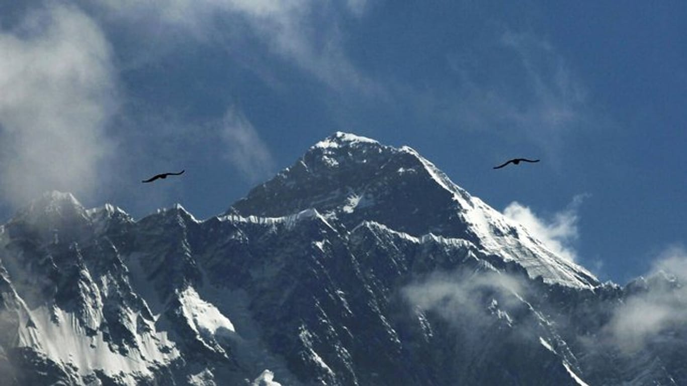 Der Mount Everest im Himalaya ist der höchste Berg der Welt.