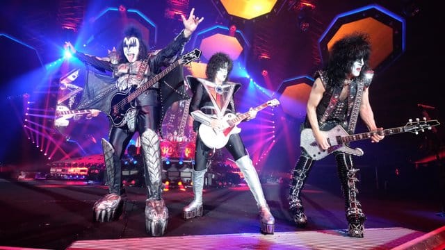 Gene Simmons (l-r), Thommy Thayer und Paul Stanley in der Arena Leipzig.