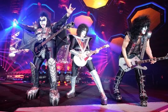 Gene Simmons (l-r), Thommy Thayer und Paul Stanley in der Arena Leipzig.