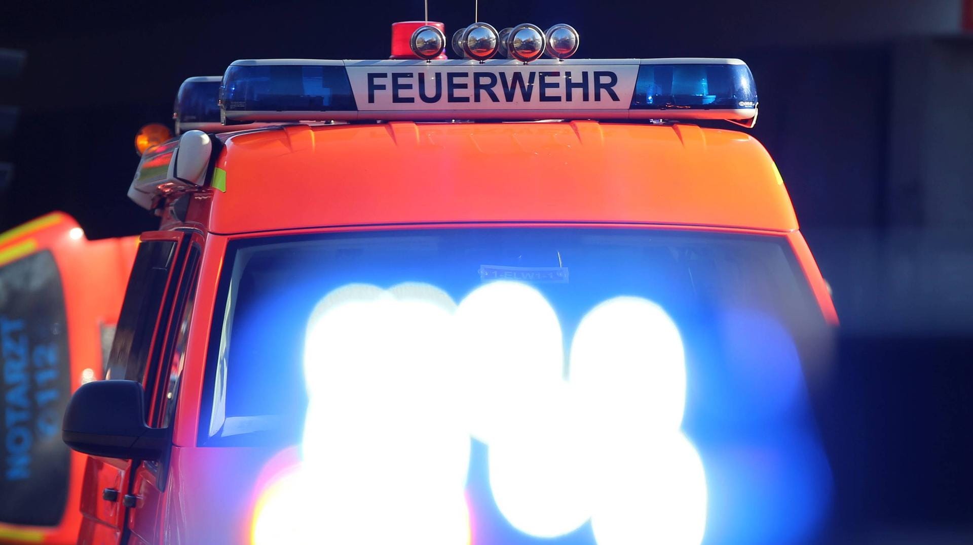 Blaulicht auf einem Fahrzeug der Feuerwehr: Auch der Dachstuhl des Torhauses stand in Flammen. (Symbolbild) Blaulicht auf einem Fahrzeug der Feuerwehr: Auch der Dachstuhl des Torhauses stand in Flammen. (Symbolbild)