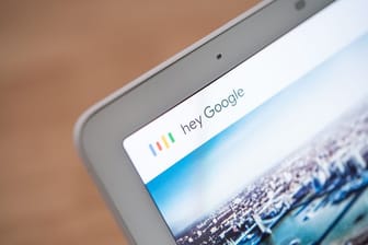 Beim Google Nest Hub können die Antworten des Google Assistant zusammen mit den Inhalten auf dem Bildschirm personalisiert werden: mit Hilfe der Stimmerkennungsfunktion VoiceMatch.