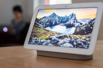 Der Google Nest Hub: Ein Sensor soll dafür sorgen, dass die Helligkeit des Displays automatisch an die Lichtverhältnisse angepasst wird.