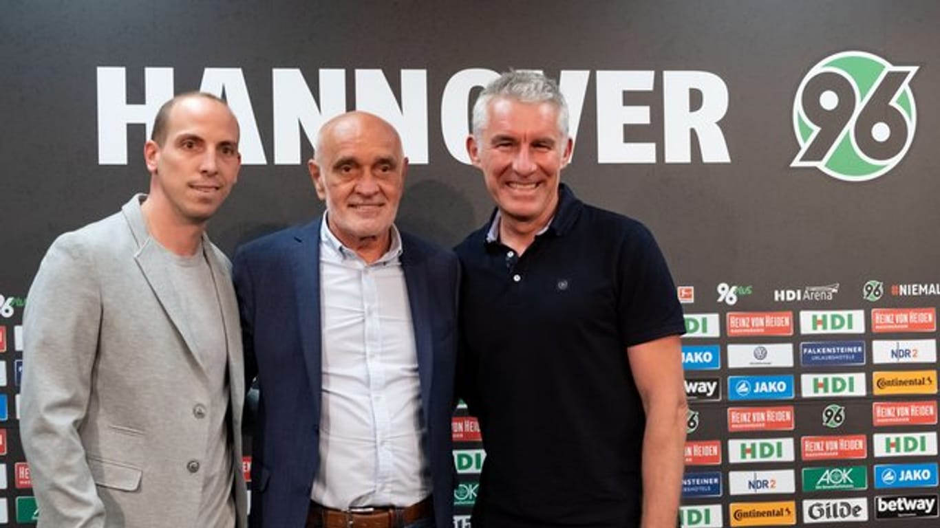 96-Boss Martin Kind (M) und der neue Sportdirektor Jan Schlaudraff (l) und der neue Coach Mirko Slomka.