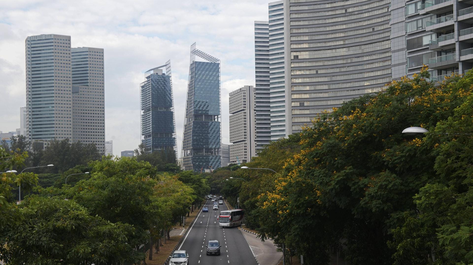 Blick auf Singapur: Zwei weitere Männer mussten ebenfalls 300 Singarpur-Dollar zahlen, weil sie Bierdosen an einem U-Bahnhof stehen gelassen hatten. (Symbolbild) Blick auf Singapur: Zwei weitere Männer mussten ebenfalls 300 Singarpur-Dollar zahlen, weil sie Bierdosen an einem U-Bahnhof stehen gelassen hatten. (Symbolbild)
