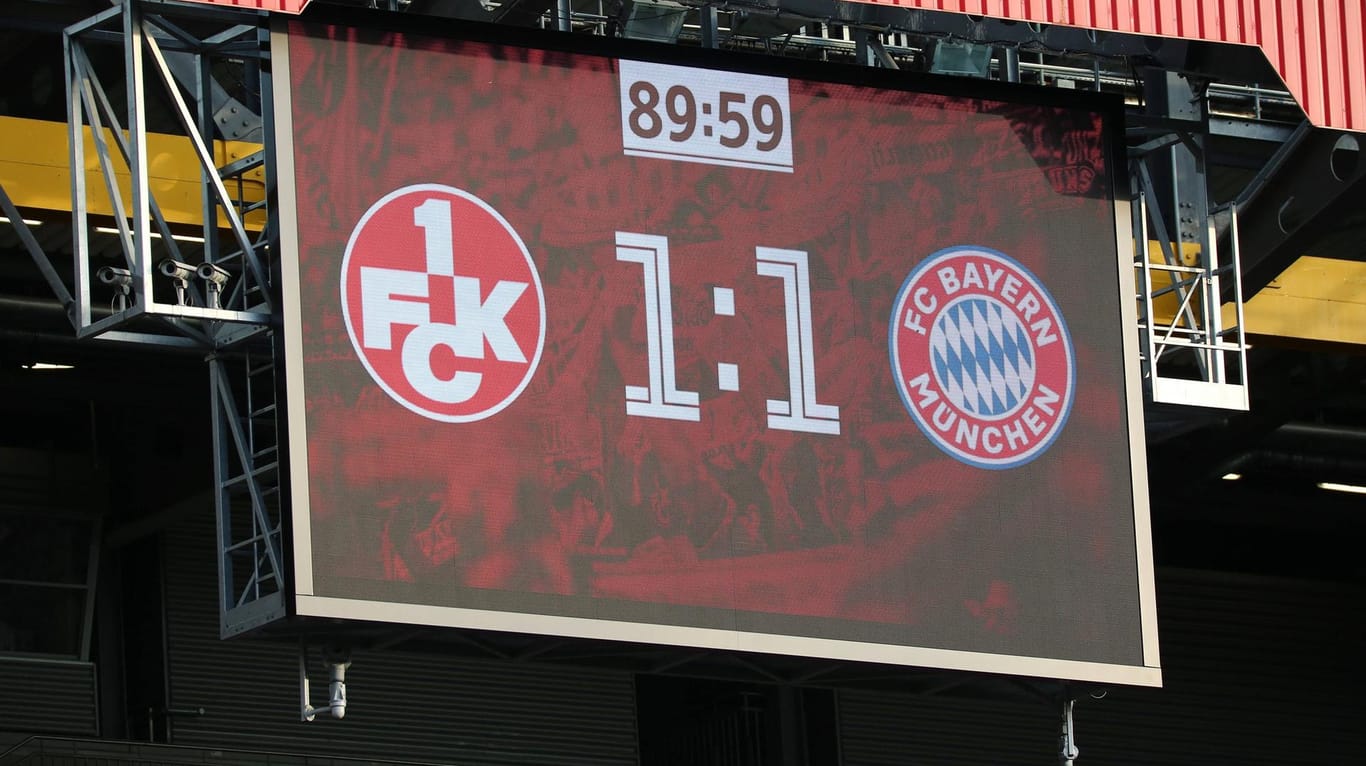 Die Anzeigetafel in der 90. Minute: Dank des "Retterspiels" gegen die Bayern steht der FCK vor dem Erhalt der Drittliga-Lizenz.