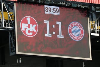 Die Anzeigetafel in der 90. Minute: Dank des "Retterspiels" gegen die Bayern steht der FCK vor dem Erhalt der Drittliga-Lizenz.