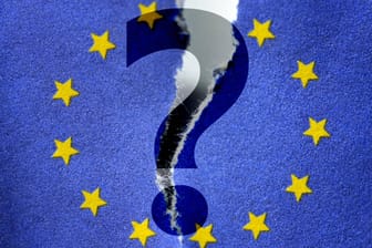 Zerrissene Europafahne mit Fragezeichen: Nach der Europawahl ist die Chance gut, politisch einen anderen Weg einzuschlagen. (Symbolbild)