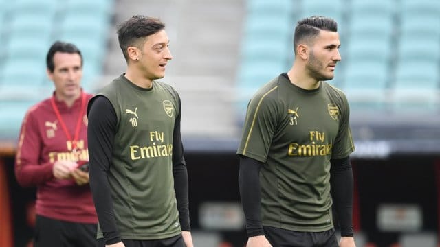 Die Zukunft von Mesut Özil (l) beim FC Arsenal ist noch fraglich.