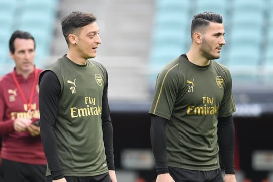 Die Zukunft von Mesut Özil (l) beim FC Arsenal ist noch fraglich.