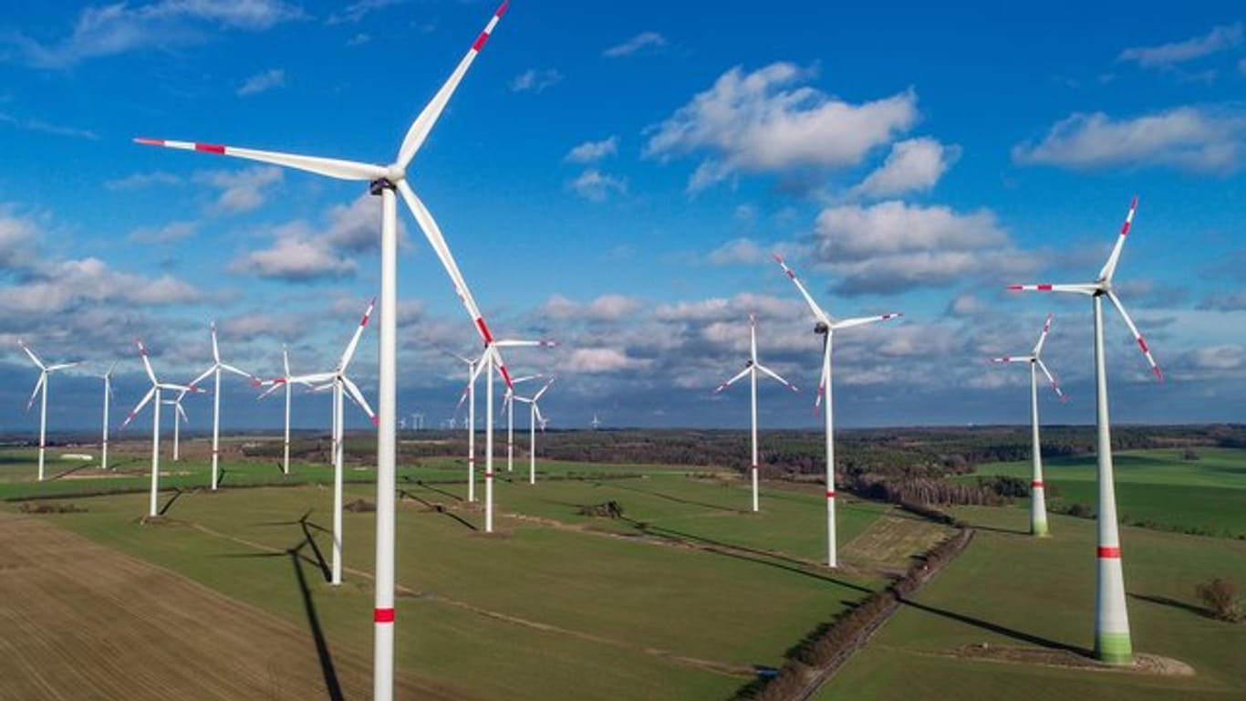 Als wichtige Maßnahmen für die Energiewende bezeichneten 92 Prozent der über 14-Jährigen in Deutschland den Ausbau erneuerbarer Energiequellen wie Windkraft und Sonne.