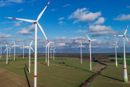 Als wichtige Maßnahmen für die Energiewende bezeichneten 92 Prozent der über 14-Jährigen in Deutschland den Ausbau erneuerbarer Energiequellen wie Windkraft und Sonne.