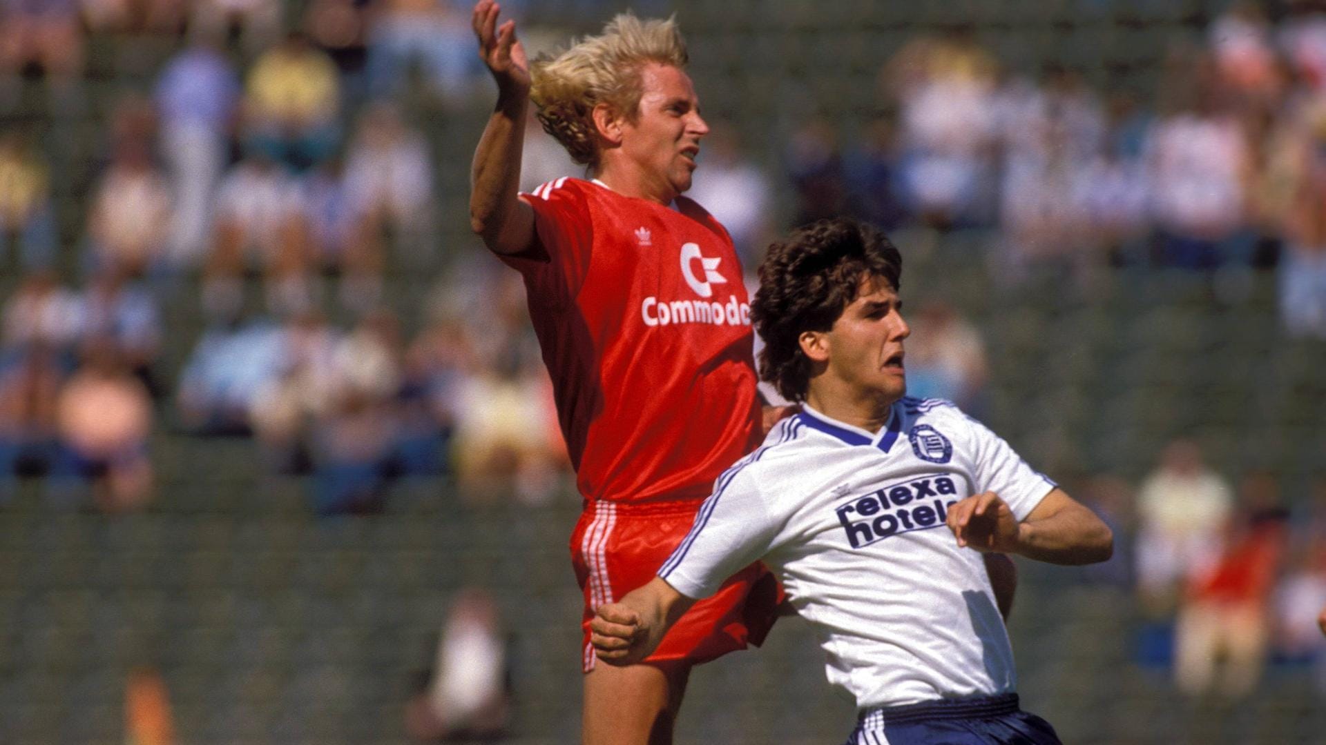 Der wohl bekannteste Spieler von Blau-Weiß Berlin: Karl-Heinz Riedle (rechts) im Duell mit Norbert Nachtweih vom FC Bayern München.