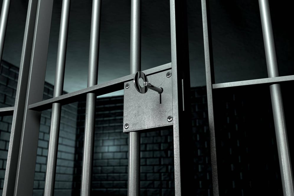 Eine Gefängniszelle: Der 24-Jährige wurde wegen Vergewaltigung und Freiheitsberaubung verurteilt. (Symbolbild)