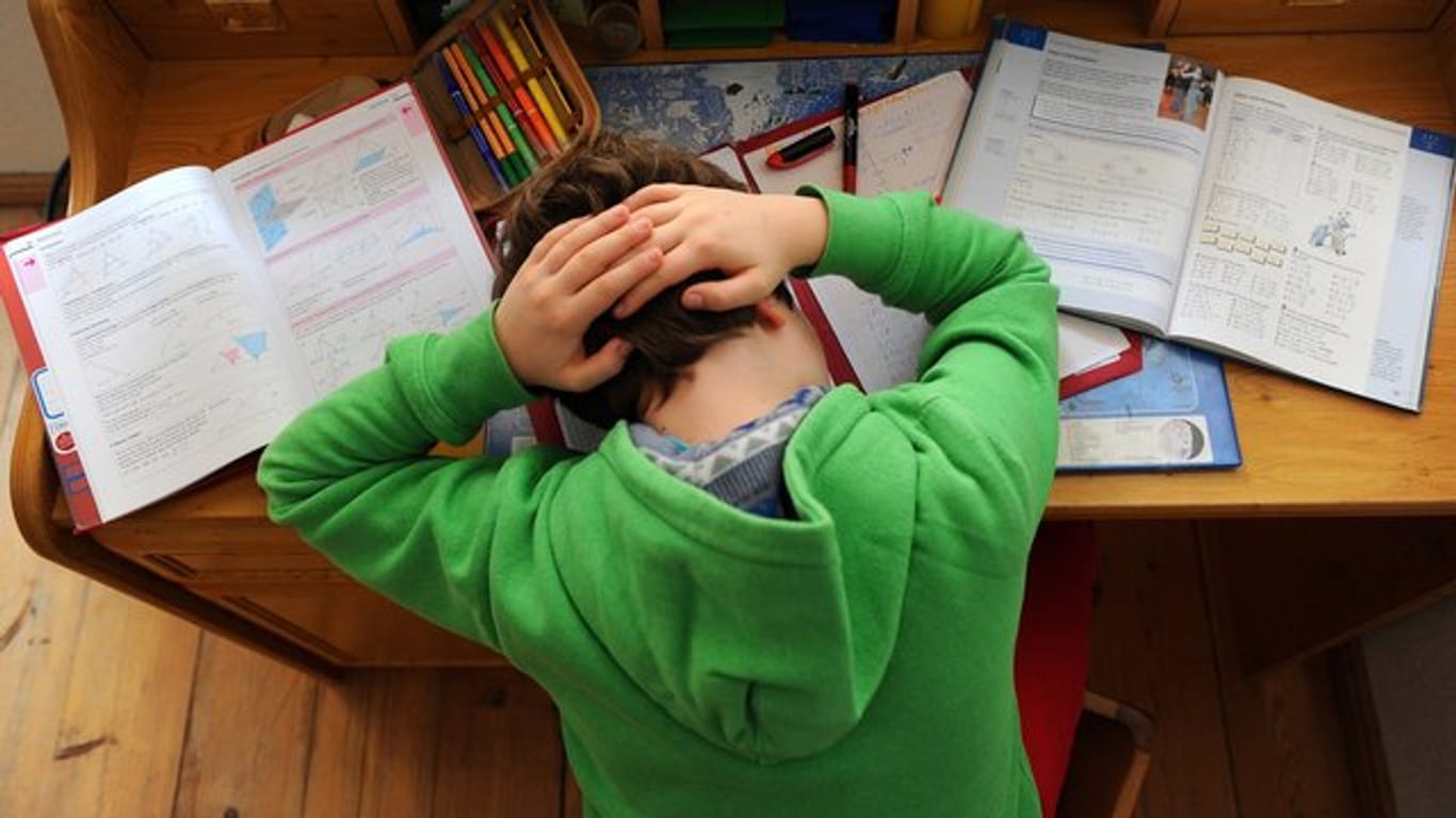 Haben Kinder regelmäßig Kopfschmerzen, können Eltern ein Schmerz-Tagebuch anlegen, um den Ursachen auf die Spur zu kommen.