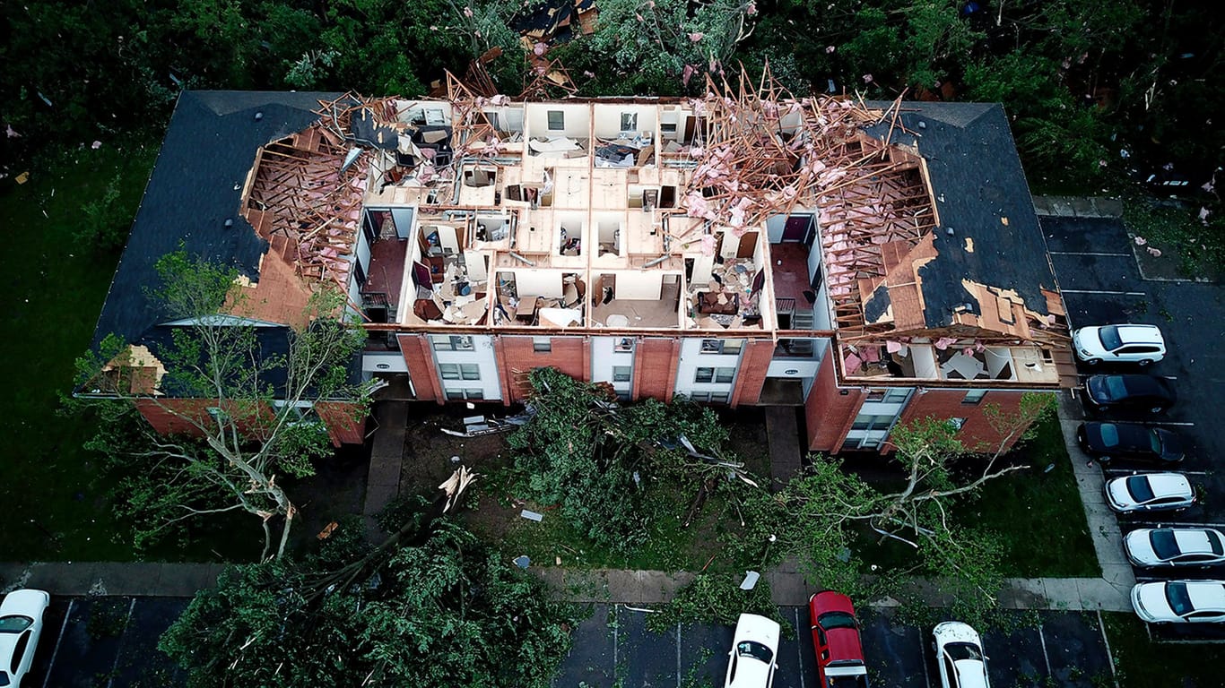 Ein Haus, das durch den Tornado das Dach verloren hat: Noch ist unklar, wie viele Menschen bei dem Tornado verletzt wurden.