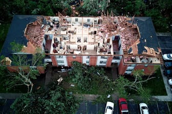 Ein Haus, das durch den Tornado das Dach verloren hat: Noch ist unklar, wie viele Menschen bei dem Tornado verletzt wurden.