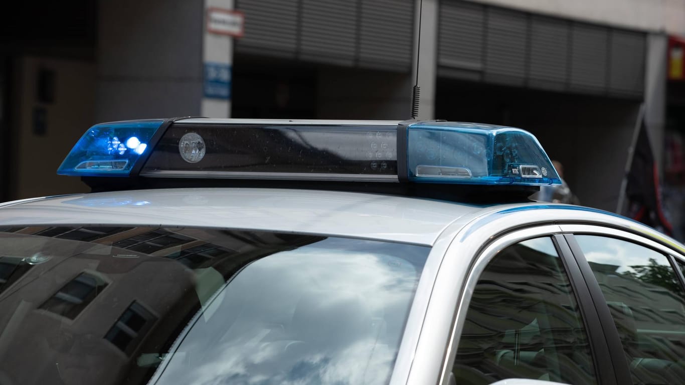 Polizei mit Blaulicht: In Stuttgart wurde die Leiche eines Babys gefunden. (Symbolbild)