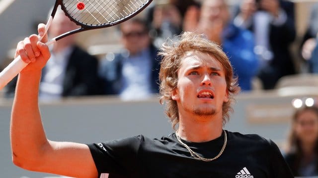 Geschafft: Alexander Zverev feiert den Einzug in die zweite Runde in Paris.