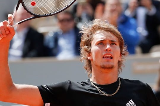 Geschafft: Alexander Zverev feiert den Einzug in die zweite Runde in Paris.