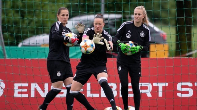 Konnte wieder das Torwart-Training aufnehmen: DFB-Stammkeeperin Almuth Schult (M). Konnte wieder das Torwart-Training aufnehmen: DFB-Stammkeeperin Almuth Schult (M).