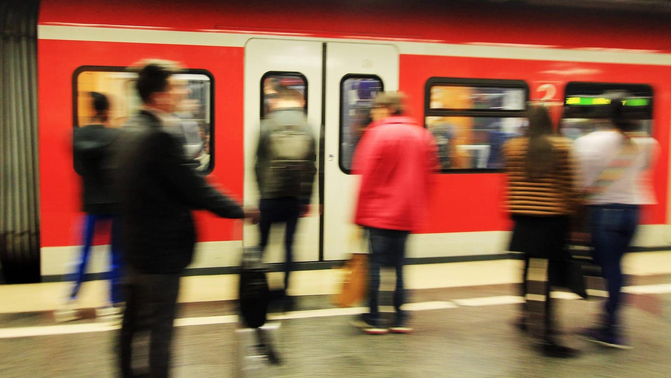 S-Bahn in Bayern: Ein Mann hat eine Frau zunächst beleidigt und dann attackiert. (Symbolbild)