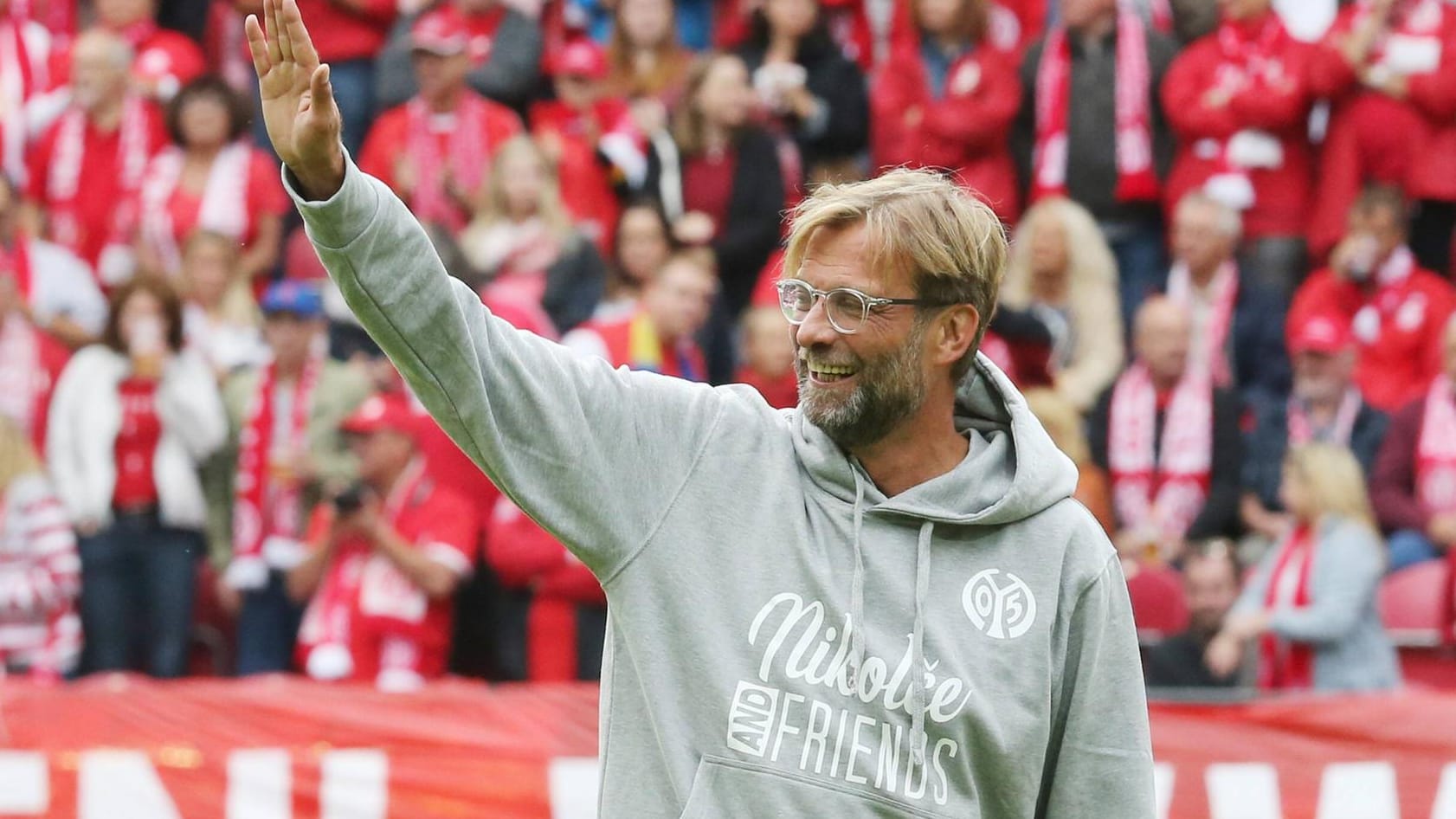Mit dem Mainz-05-Logo auf dem Kaputzenpulli: Jürgen Klopp bei Abschiedsspiel seines ehemaligen Kapitäns Nikolce Noveski in der Mainzer Arena. Mit dem Mainz-05-Logo auf dem Kaputzenpulli: Jürgen Klopp bei Abschiedsspiel seines ehemaligen Kapitäns Nikolce Noveski in der Mainzer Arena.