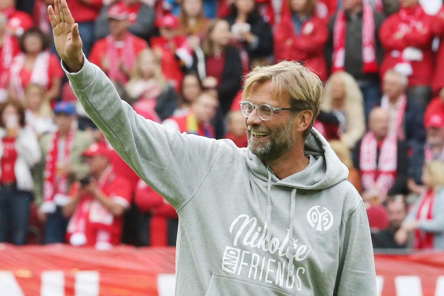 Mit dem Mainz-05-Logo auf dem Kaputzenpulli: Jürgen Klopp bei Abschiedsspiel seines ehemaligen Kapitäns Nikolce Noveski in der Mainzer Arena.