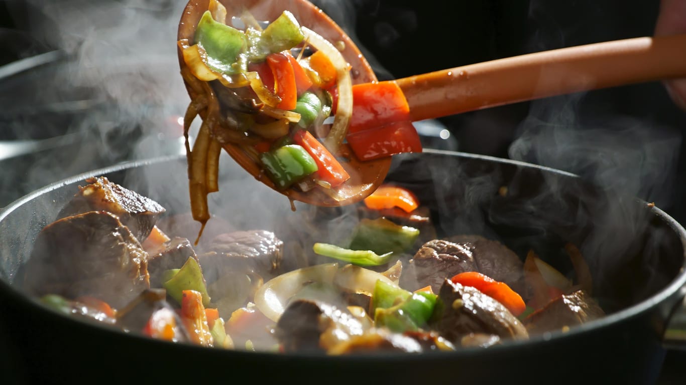 Gericht, das in einem Topf zubereitet wird: Bei der One-Pot-Küche werden die Gerichte nur in einem einzigen Kochgeschirr gleichzeitig zubereitet.