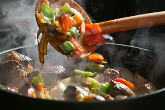Gericht, das in einem Topf zubereitet wird: Bei der One-Pot-Küche werden die Gerichte nur in einem einzigen Kochgeschirr gleichzeitig zubereitet.
