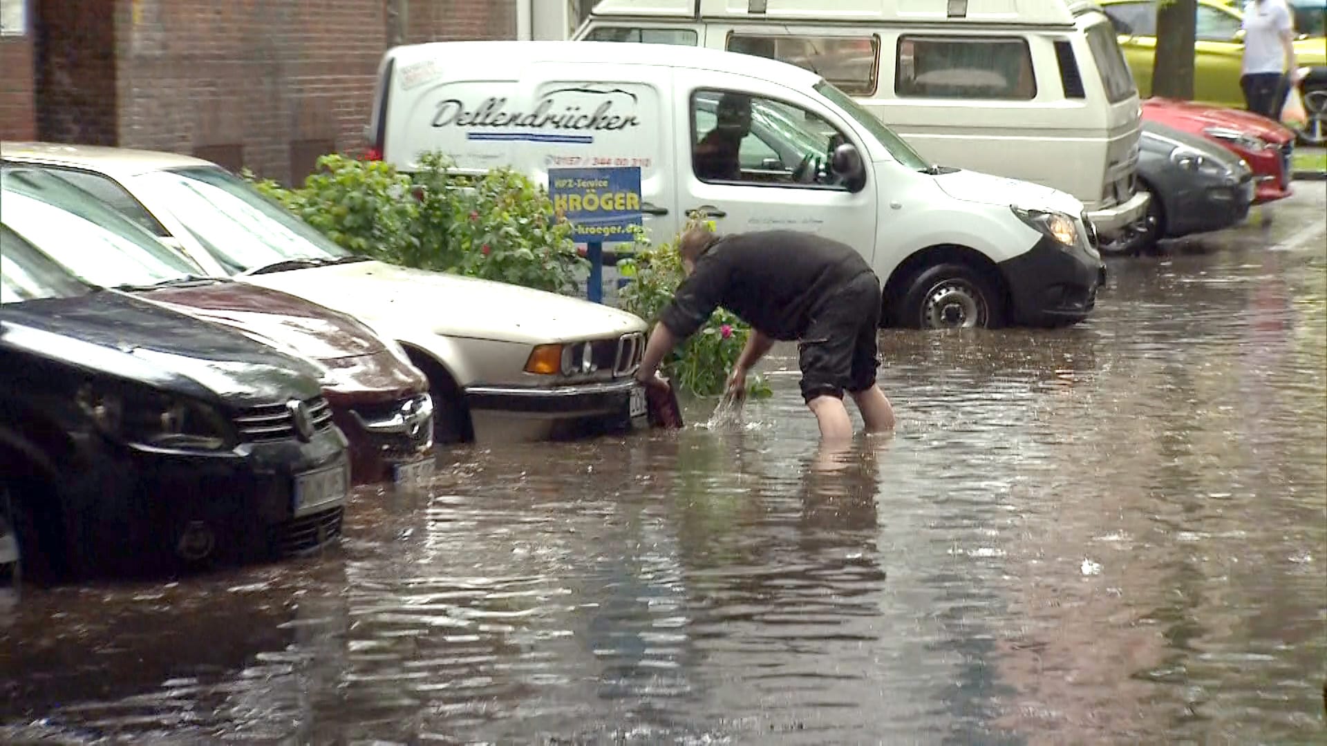 Überschwemmte Straße in Dortmund: Ein heftiges Gewitter und Hagelschlag wüteten in der nordrhein-westfälischen Stadt.