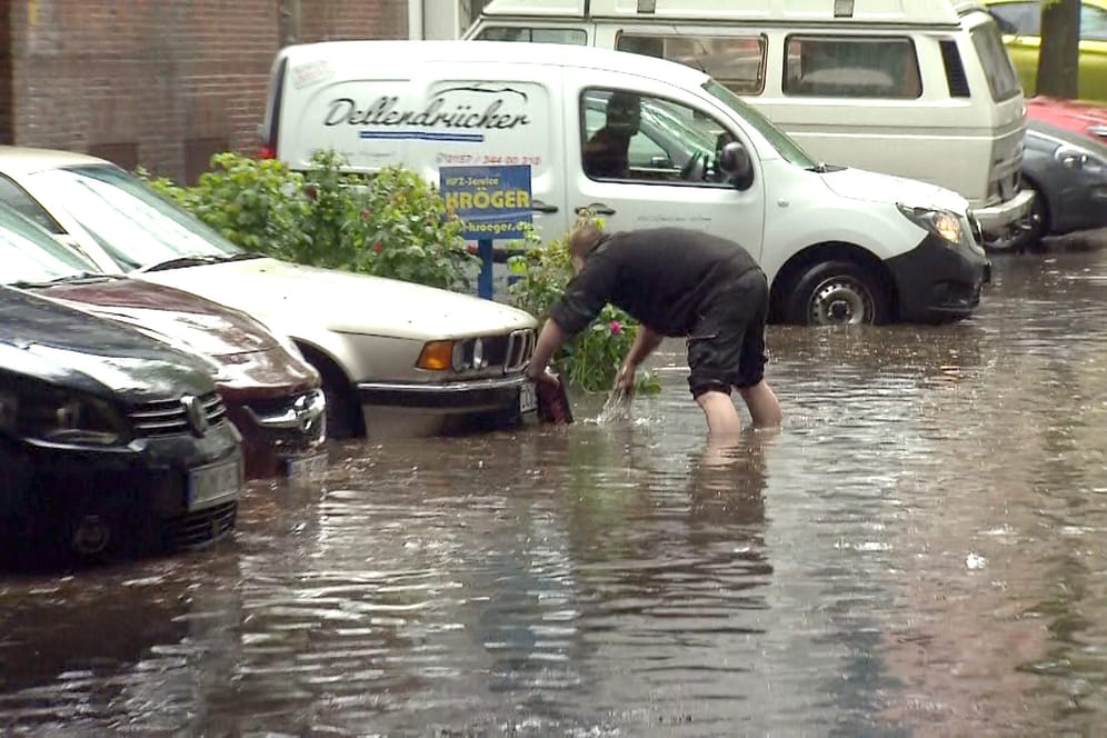Überschwemmte Straße in Dortmund: Ein heftiges Gewitter und Hagelschlag wüteten in der nordrhein-westfälischen Stadt.