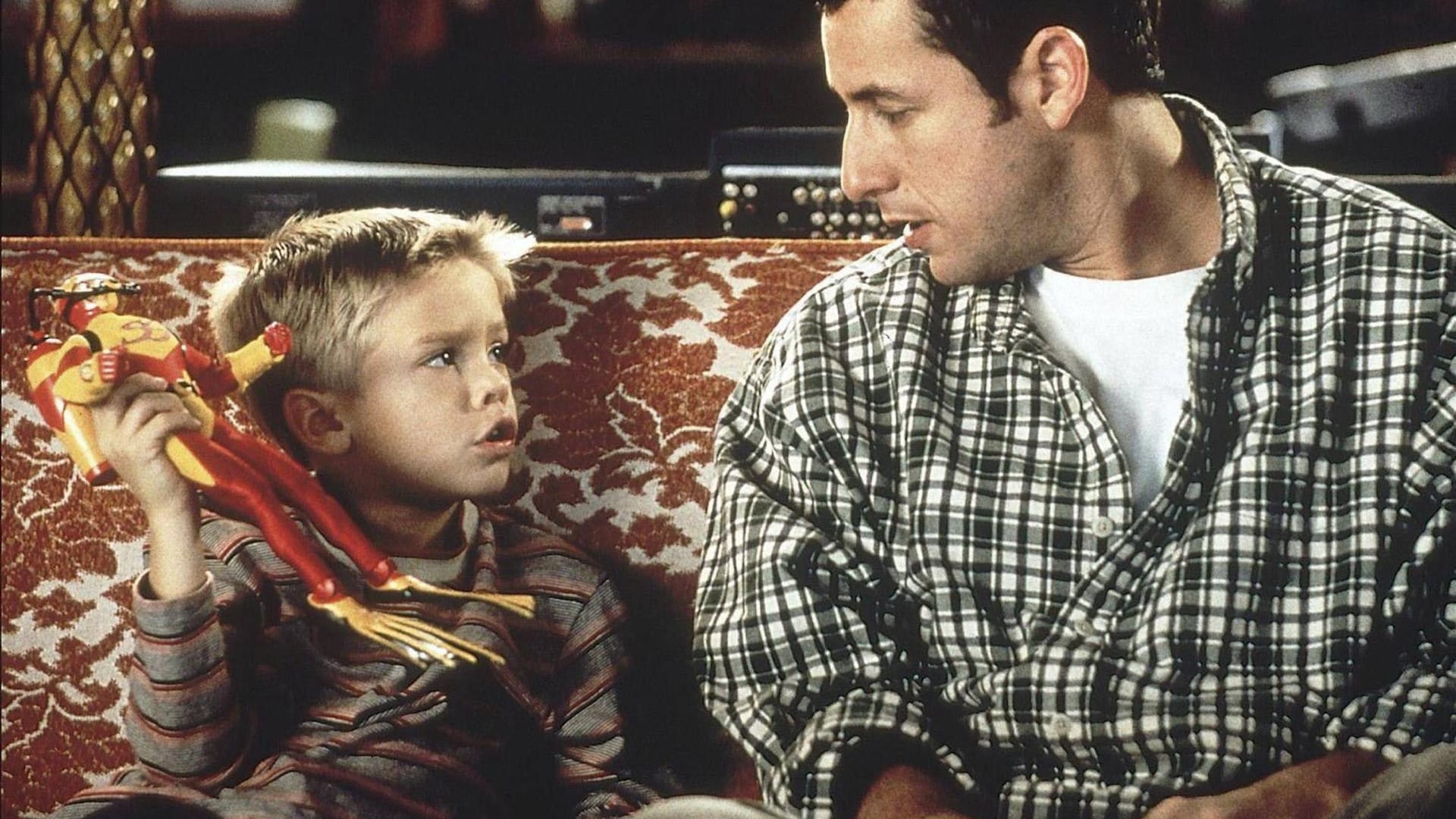 Cole Sprouse neben Adam Sandler: Im Film "Big Daddy" spielten sie Vater und Sohn.