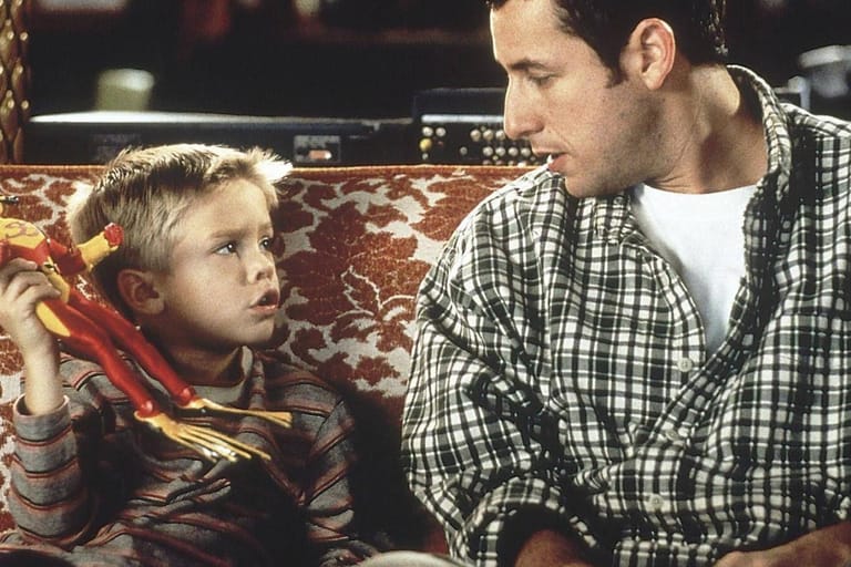 Cole Sprouse neben Adam Sandler: Im Film "Big Daddy" spielten sie Vater und Sohn.