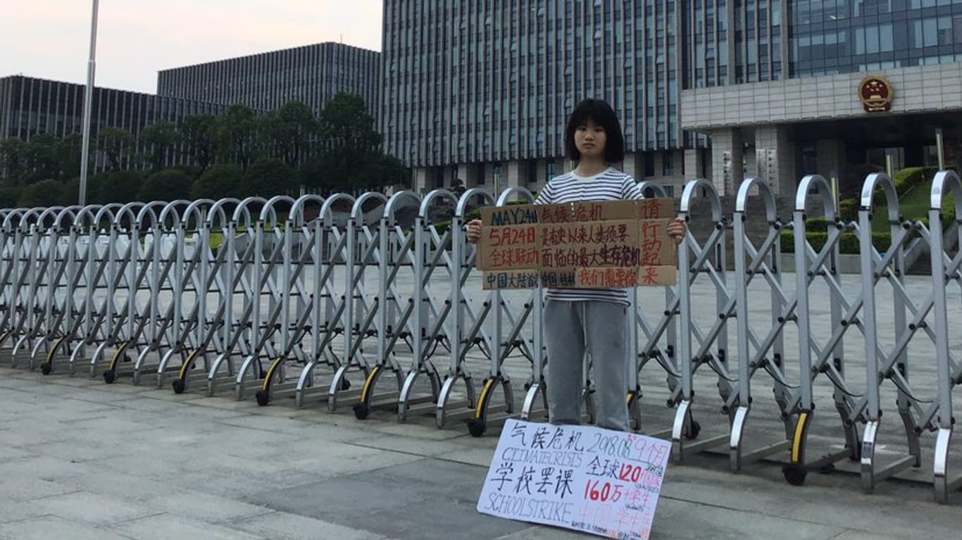 Klimastreik in China: Howey Ou vor dem großen Gebäudekomplex der Regionalregierung in Guilin.