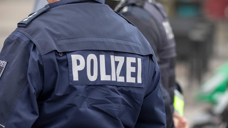 Polizist im Einsatz: In Mönchengladbach gab es einen fremdenfeindlichen Vorfall vor einer Moschee. (Symbolbild)
