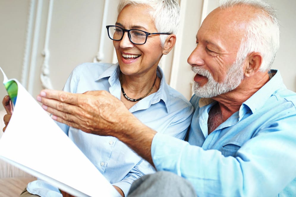 Älteres Paar mit Unterlagen: Es gibt viele Möglichkeiten, für das Alter vorzusorgen. Viele Verbraucher sind von der Fülle überfordert.