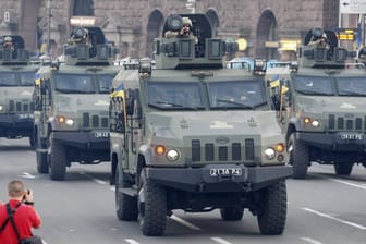 Ukrainische Soldaten präsentieren in Kiew Panzerabwehrwaffen aus den USA.