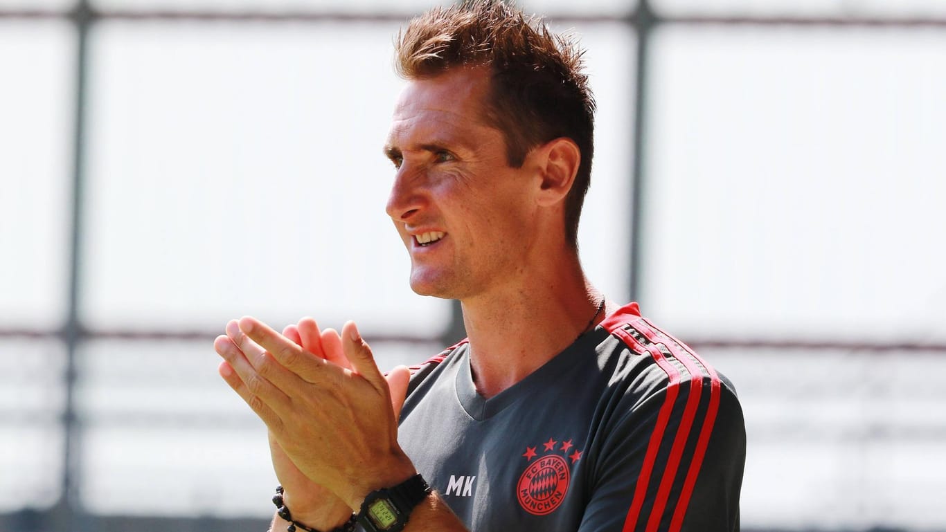 Engangiert an der Seitenlinie: Bayerns Nachwuchstrainer Miroslav Klose.