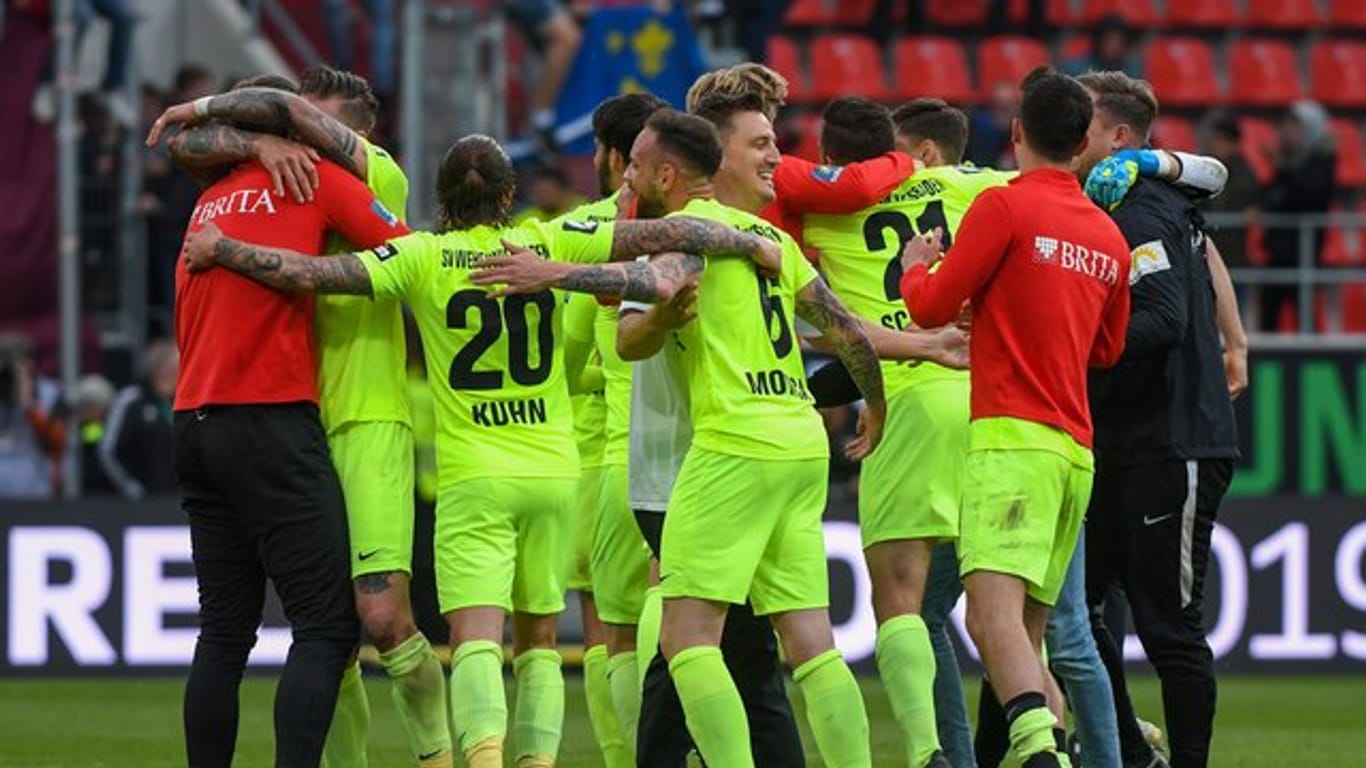 Geschafft: Die Spieler vom SV Wehen Wiesbaden feiern den Zweitliga-Aufstieg.