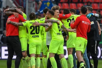 Geschafft: Die Spieler vom SV Wehen Wiesbaden feiern den Zweitliga-Aufstieg.