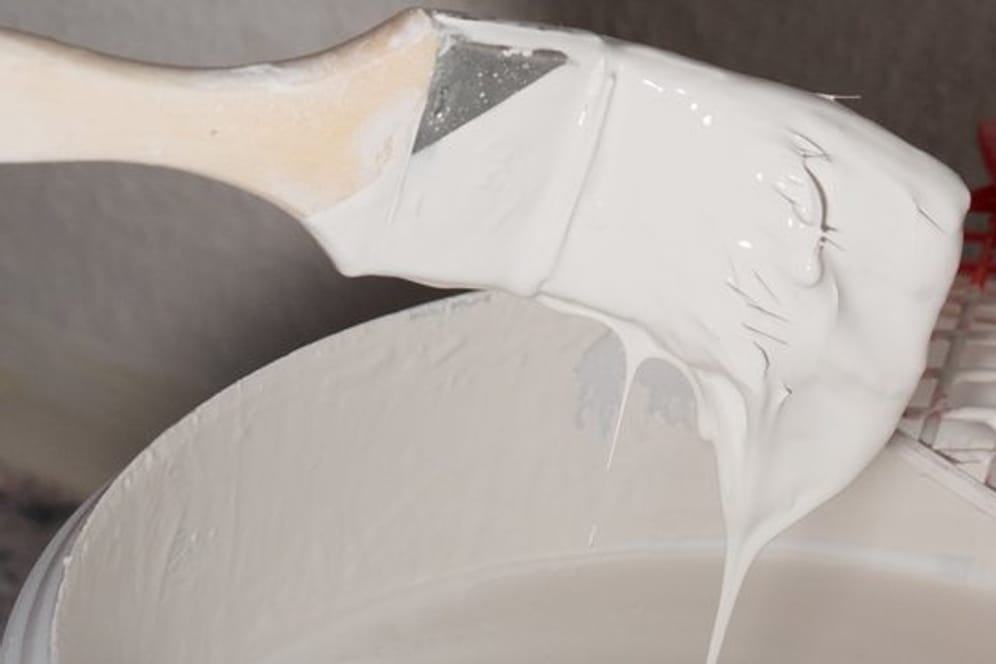 Pinsel mit weißer Farbe: Weiße Wandfarbe enthält in der Regel Konservierungsstoffe, die für Allergiker problematisch sein können. Einige Hersteller haben daher ihre Rezeptur verändert.
