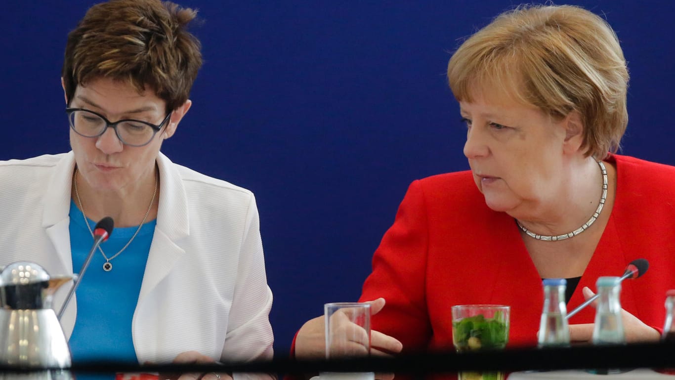 CDU-Chefin Annegret Kramp-Karrenbauer (l.) und Bundeskanzlerin Angela Merkel (CDU).