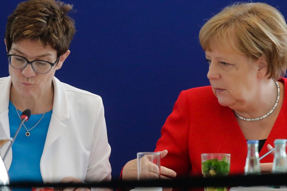 CDU-Chefin Annegret Kramp-Karrenbauer (l.) und Bundeskanzlerin Angela Merkel (CDU).