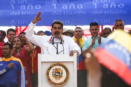 In Venezuela tobt seit Januar ein Machtkampf zwischen Maduro und dem selbst ernannten Übergangspräsidenten Juan Guaidó, der Maduro Wahlfälschung vorwirft und von zahlreichen westlichen Staaten einschließlich Deutschland anerkannt wird.